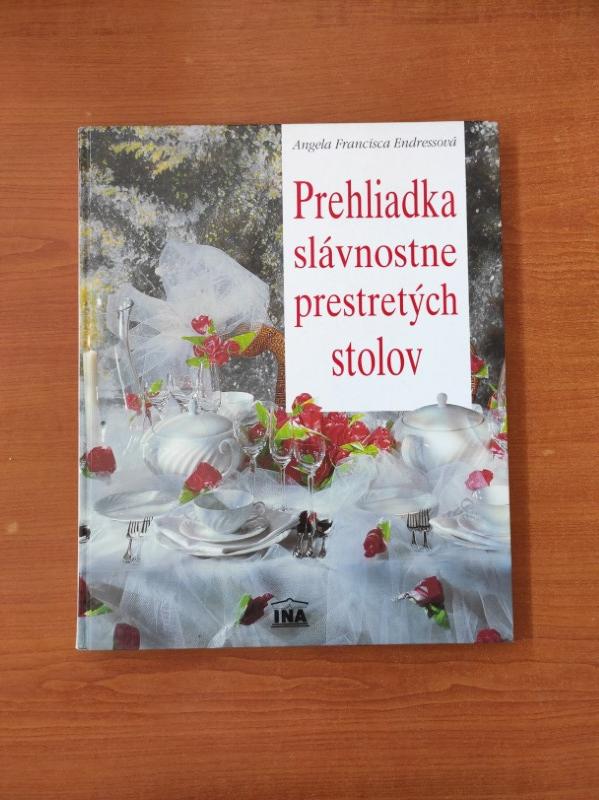 Prehliadka slávnostne prestretých stolov