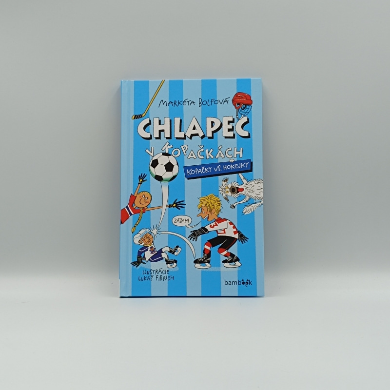 Chlapec v kopačkách: Kopačky vs. hokejky