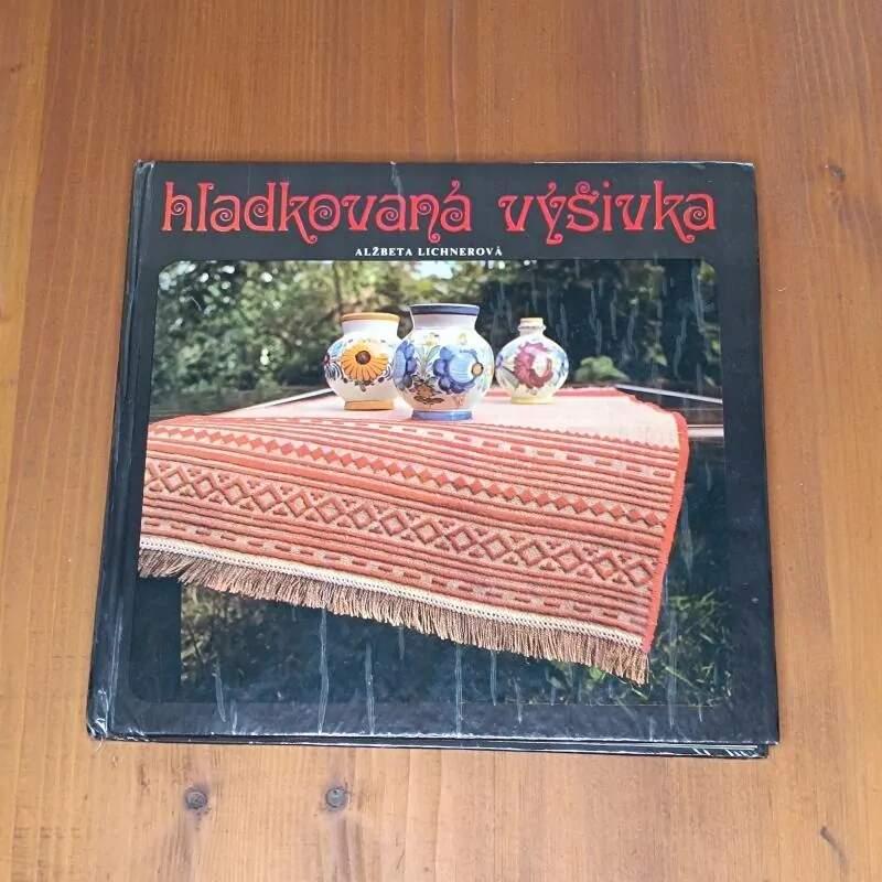 Hladkovaná výšivka