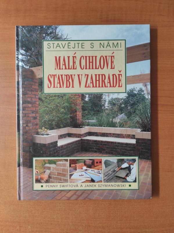 Malé cihlové stavby v zahradě