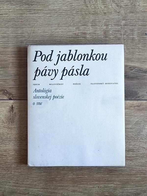 Pod jablonkou pávy pásla