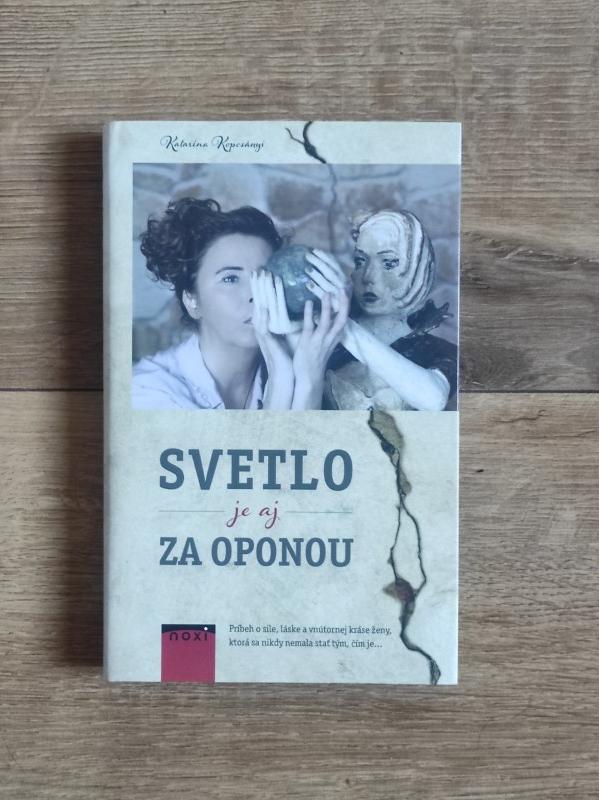 Svetlo je aj za oponou